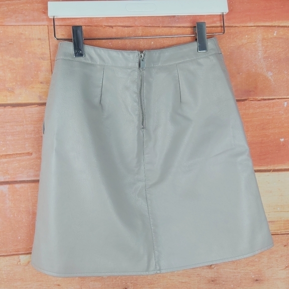 Vero MODA faux leather vegan gray skirt size small - Picture 3 of 8